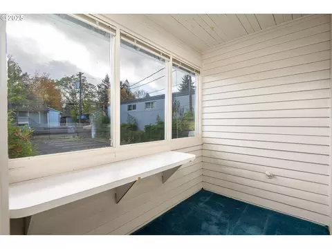 Exterior - 990 W 7th Ave, Eugene, OR 97402 photo 3 of 12