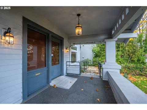 Exterior - 990 W 7th Ave, Eugene, OR 97402 photo 5 of 12