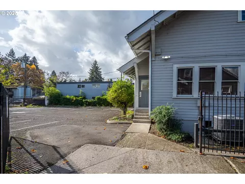 Exterior - 990 W 7th Ave, Eugene, OR 97402 photo 8 of 12