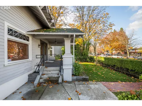 Exterior - 990 W 7th Ave, Eugene, OR 97402 photo 11 of 12