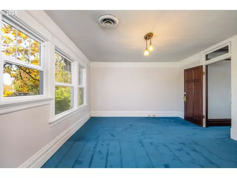Bedroom - 990 W 7th Ave, Eugene, OR 97402 photo 3 of 6