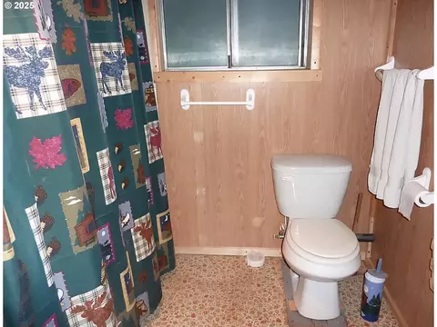 Bath - 69443 Wickens Ln, Elgin, OR 97827 photo 2 of 2