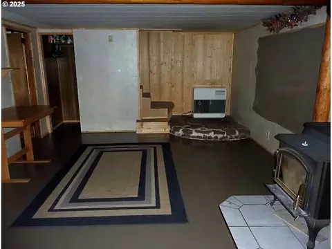 Living - 69443 Wickens Ln, Elgin, OR 97827 photo 2 of 2