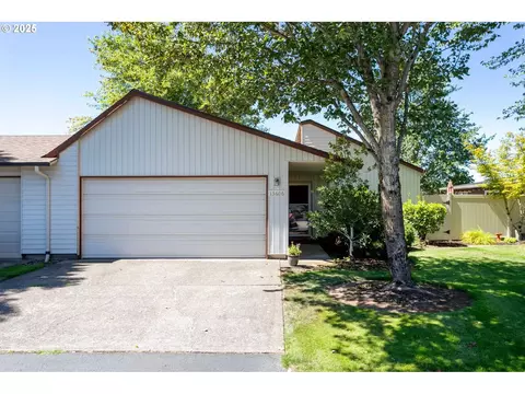13606 NW Indian Spring Dr, Vancouver, WA 98685