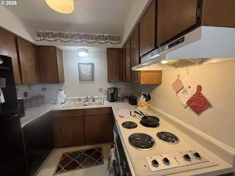 Kitchen - 171 N 15th Ave, Elgin, OR 97827 photo 2 of 2