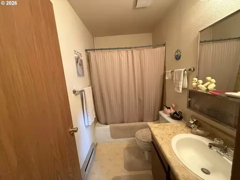 Bath - 171 N 15th Ave, Elgin, OR 97827 photo 2 of 2