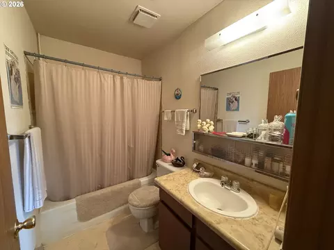 Bath - 171 N 15th Ave, Elgin, OR 97827 photo 1 of 2