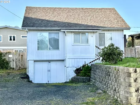 35 Hawkins St, Depoe Bay, OR 97341