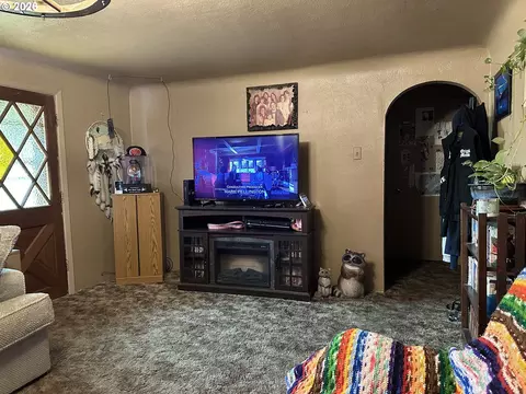 Living - 467 17th St, Springfield, OR 97477 photo 2 of 3