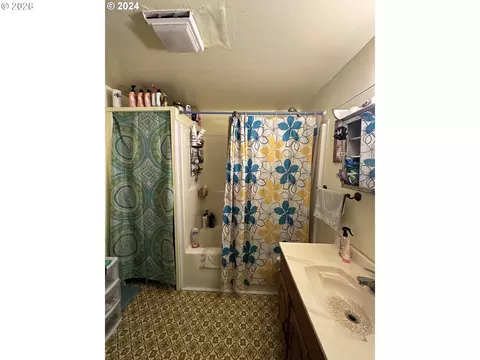 Bath - 467 17th St, Springfield, OR 97477 photo 1 of 1