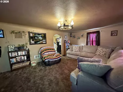 Living - 467 17th St, Springfield, OR 97477 photo 1 of 3