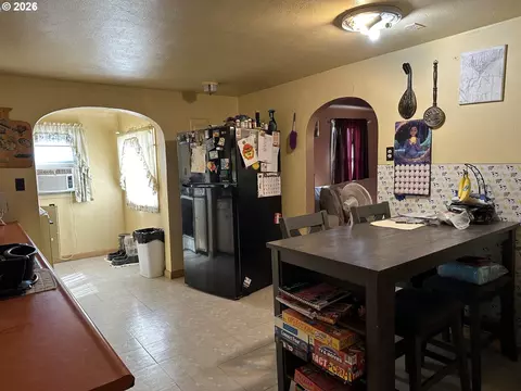 Kitchen - 467 17th St, Springfield, OR 97477 photo 2 of 3