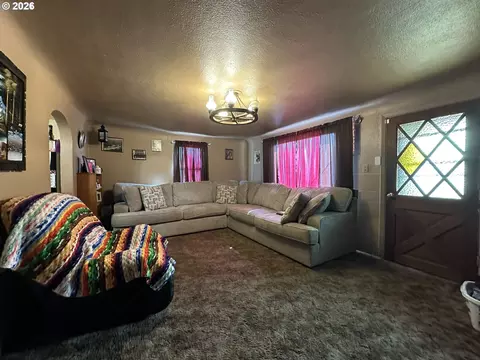 Living - 467 17th St, Springfield, OR 97477 photo 3 of 3