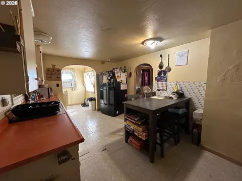 Kitchen - 467 17th St, Springfield, OR 97477 photo 3 of 3