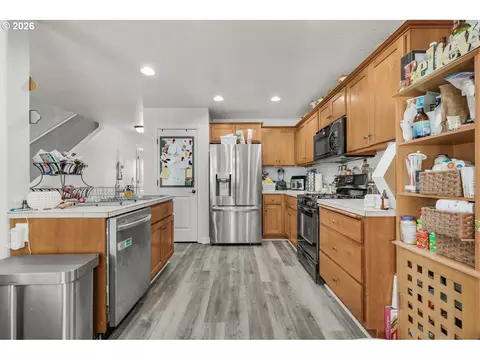 Kitchen - 870 NW 3rd Ave, Canby, OR 97013 photo 1 of 5