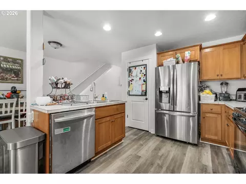Kitchen - 870 NW 3rd Ave, Canby, OR 97013 photo 2 of 5