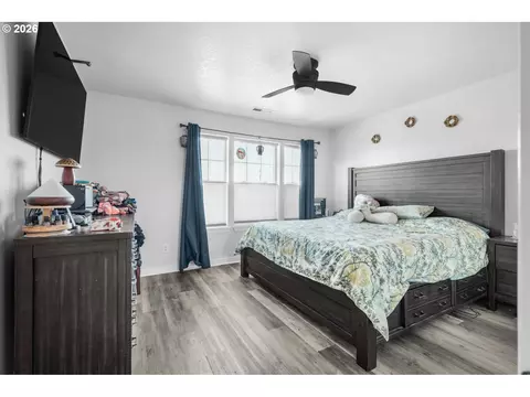 Bedroom - 870 NW 3rd Ave, Canby, OR 97013 photo 1 of 6