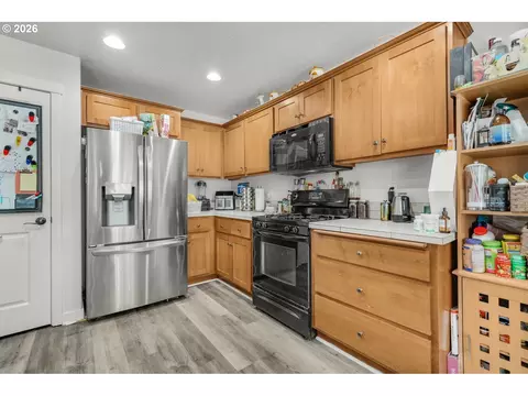 Kitchen - 870 NW 3rd Ave, Canby, OR 97013 photo 3 of 5