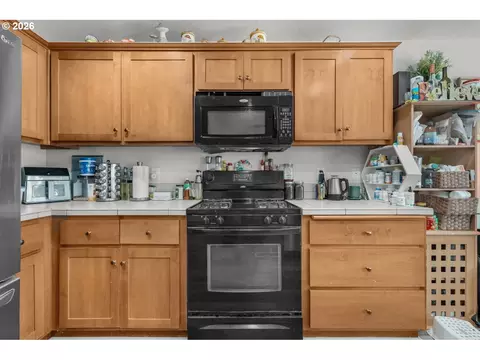 Kitchen - 870 NW 3rd Ave, Canby, OR 97013 photo 4 of 5