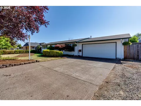585 S 9th St, Harrisburg, OR 97446
