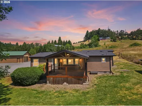 105 E 6th St, Lowell, OR 97452