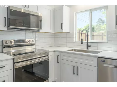 Kitchen - 1860 W 12th Ave, Eugene, OR 97402 photo 3 of 4