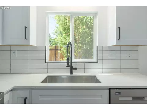 Kitchen - 1860 W 12th Ave, Eugene, OR 97402 photo 4 of 4