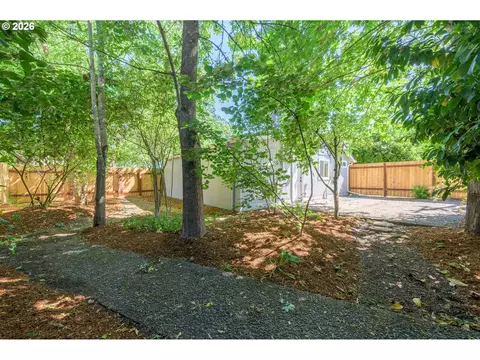 Exterior - 1860 W 12th Ave, Eugene, OR 97402 photo 6 of 8