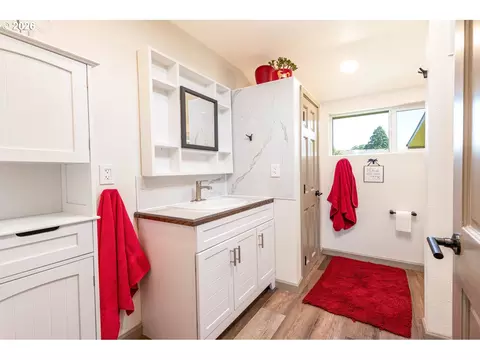 Bath - 1883 7th St, Springfield, OR 97477 photo 1 of 5