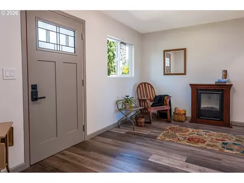 Entry Way - 1883 7th St, Springfield, OR 97477 photo 2 of 3