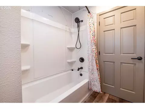 Bath - 1883 7th St, Springfield, OR 97477 photo 2 of 5