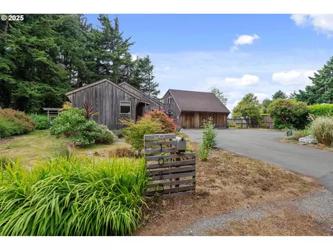 1023 Michigan Ave NE, Bandon, OR 97411