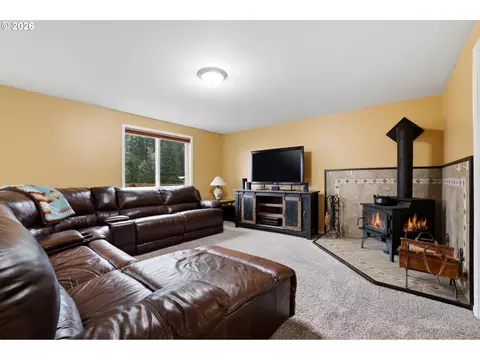 Living - 46725 SE George Rd, Estacada, OR 97023 photo 3 of 5