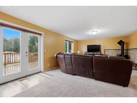 Living - 46725 SE George Rd, Estacada, OR 97023 photo 2 of 5