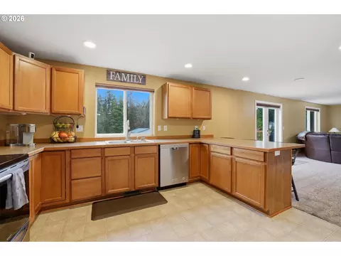 Kitchen - 46725 SE George Rd, Estacada, OR 97023 photo 3 of 4