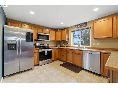 Kitchen - 46725 SE George Rd, Estacada, OR 97023 photo 2 of 4