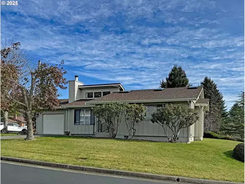 822 Brookhaven Dr, Brookings, OR 97415