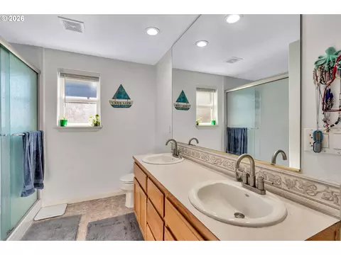 Bath - 1558 SE Jasmine Way, Gresham, OR 97080 photo 2 of 2