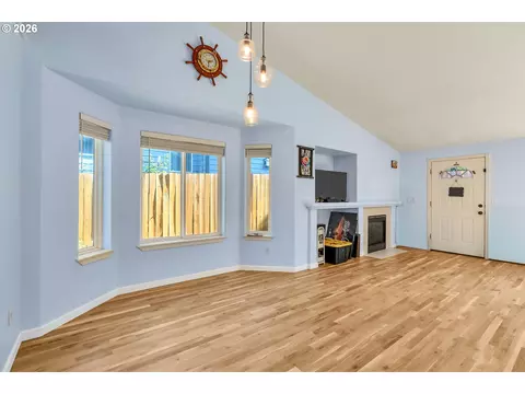 Living - 1558 SE Jasmine Way, Gresham, OR 97080 photo 2 of 5