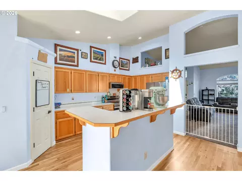 Kitchen - 1558 SE Jasmine Way, Gresham, OR 97080 photo 2 of 3