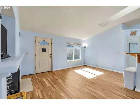 Living - 1558 SE Jasmine Way, Gresham, OR 97080 photo 3 of 5