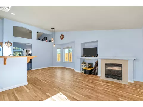 Living - 1558 SE Jasmine Way, Gresham, OR 97080 photo 5 of 5