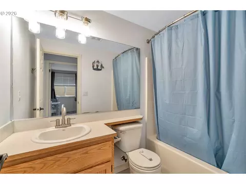 Bath - 1558 SE Jasmine Way, Gresham, OR 97080 photo 1 of 2