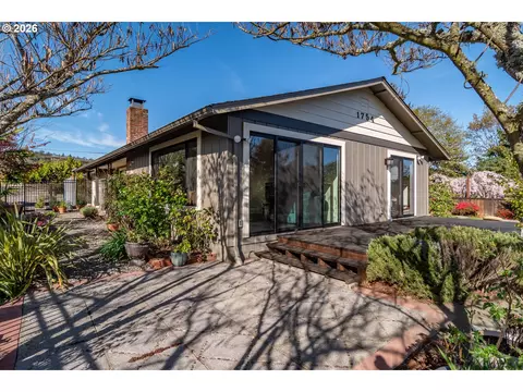 1754 NW Utah Dr, Roseburg, OR 97471