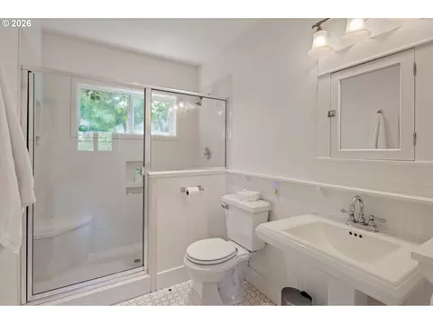 Bath - 1969 Villard St, Eugene, OR 97403 photo 1 of 2