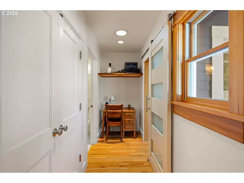 Entry Way - 1969 Villard St, Eugene, OR 97403 photo 2 of 4