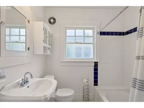 Bath - 1969 Villard St, Eugene, OR 97403 photo 2 of 2