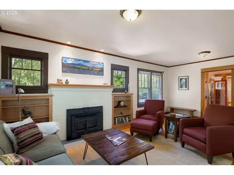 Living - 1969 Villard St, Eugene, OR 97403 photo 2 of 4