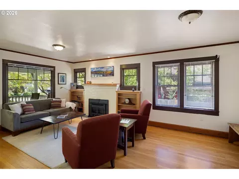 Living - 1969 Villard St, Eugene, OR 97403 photo 3 of 4