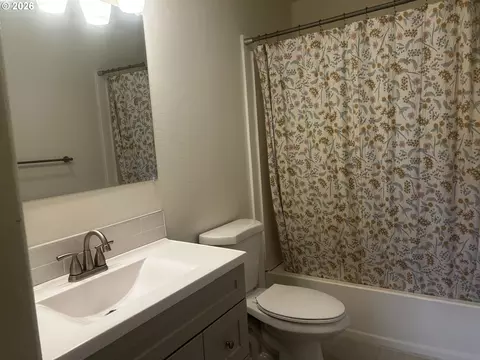 Bath - 686 Bethel Dr, Eugene, OR 97402 photo 2 of 3